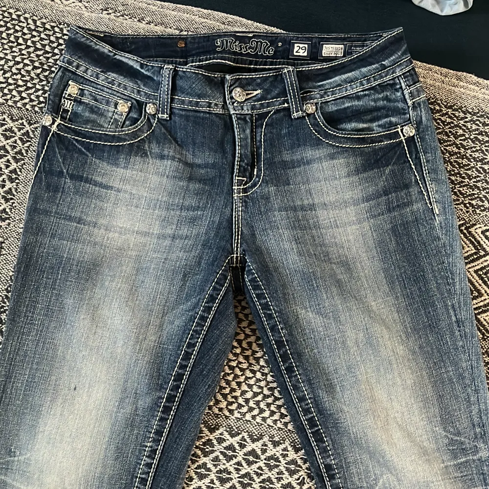 Säljer nu dessa lågmidjade jeans då dem är förstora för mig!💗paljetter med mera så är fastsytt<3 storlek 29 så passar S/M!  Använda typ två gånger så ej tecken på slit eller märken, hör av er vid frågor samt intresse🫶 Pris går att diskutera💗. Jeans & Byxor.