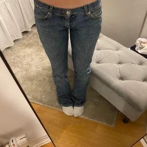 Säljer mina otroligt fina jeans som jag köpt här på plick!💞säljer pga att de ej kommer till användning längre! Är ca 1,60 cm lång💞pris kan diskuteras! (Köparen står för frakt men kan även mötas upp!)  skriv om du har fler frågor!!💞