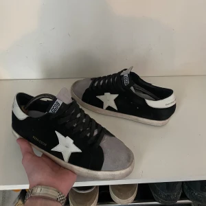 Golden Goose  - As feta golden goose i top skick,(8,5/10) Slitaget på skorna är fabriksgjorda. Storlek 45. Nypris ca 5000kr. Byten kan vara intressant. Kvitto och box ingår. Skriv vid minsta fundering! 