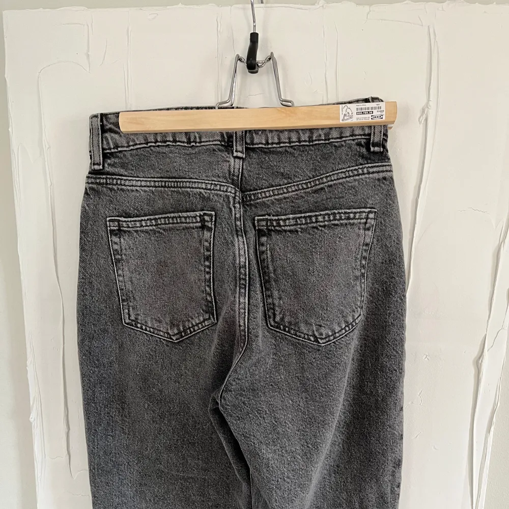 Grå jeans med lite utsvängda ben. Innerbenslängd ca 81 cm. Väldigt snygga, helt nya och endast provade 💗. Jeans & Byxor.