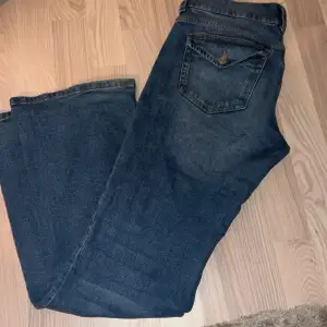 Säljer mina Lågmidjade flare jeans från h&m. De är knappt använda och är i fint skick. Jag säljer de pga av att jag växt ur de. Storleken är 36/S. Innerbenslängden är 79 cm och midjemåttet är 68 cm! Hör av er vid frågor eller funderingar 