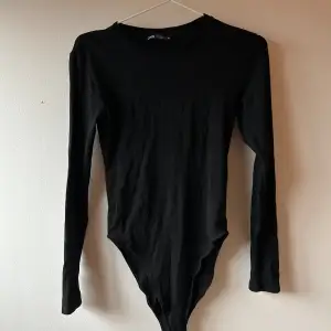 En svart body från Zara. Perfekt som basplagg. 