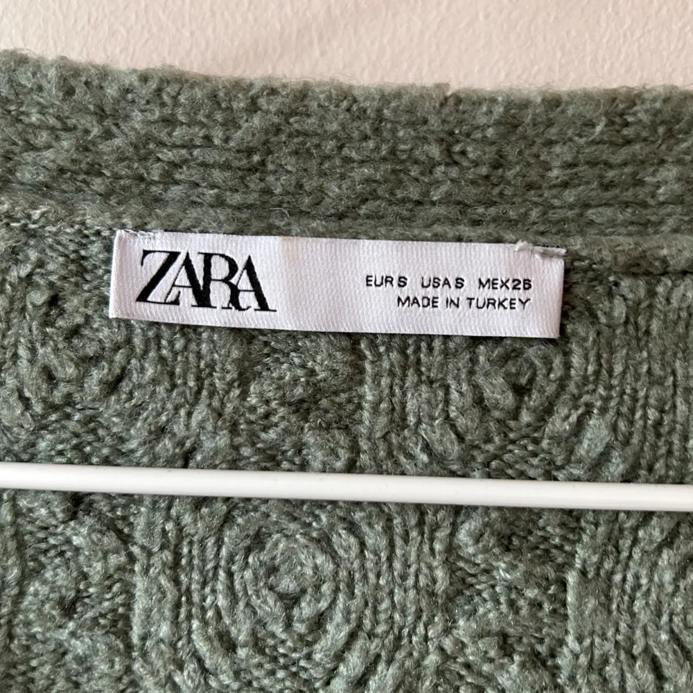 Grön stickad kofta från Zara. Stickat.