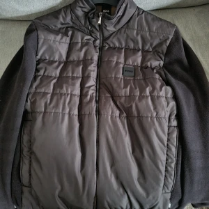 Hugo boss cardigan +hugo boss galga - En hugos boss cardigan knappt använd i 2 månader med hugo boss galga kvitto finns. Original pris 3 800kr. Storlek M men kan passa fler storlekar. Skick 10/10. Den är som sagt bara använd i 2 månader. Galgan ingår i priset.