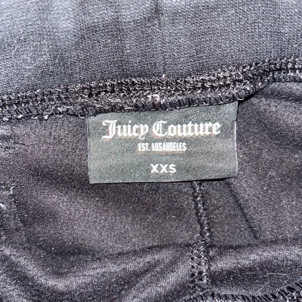 Säljer mina juicy couture byxor då de inte kommer till användning, nypris 1200kr💕 Fint skick!. Jeans & Byxor.