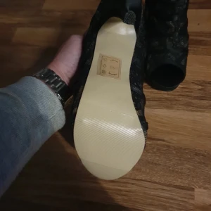 Svarta spets skor - Endast testade, sitter fint på och är bekväma ca 10cm klack 