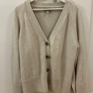 Stickad kofta - Oanvänd stickad kofta från hm.