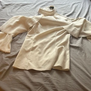 Blus  - Blus  i crémefärgad/vit, Bra skick