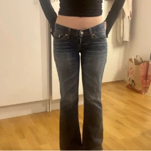 Lowwaist Levis jeans - Ett par lågmidjade jeans som jag köpte här på Plick men inte passar mig längre💗💓