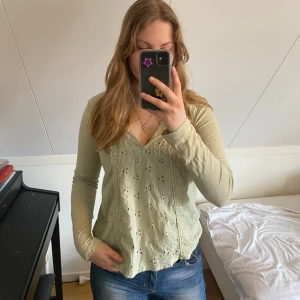 Odd Molly blus  - Ljus grön blus från Odd Molly i fint sick! Skön material i 100% bomull, med brodyr! 