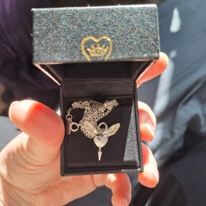 Maria Nilsdotter Lovers necklace - Använt 1 gång. 50 cm kedja. Förpackning ingår. Nypris 1795 kr. INGA BYTEN