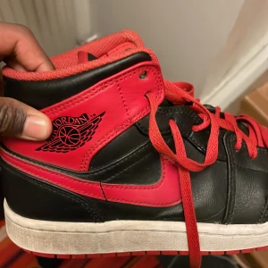 Skorna ska fixar som att dom såg nya ut  - Dom är i storlek 42 halv och dom är änvända i typ 3 månader. 