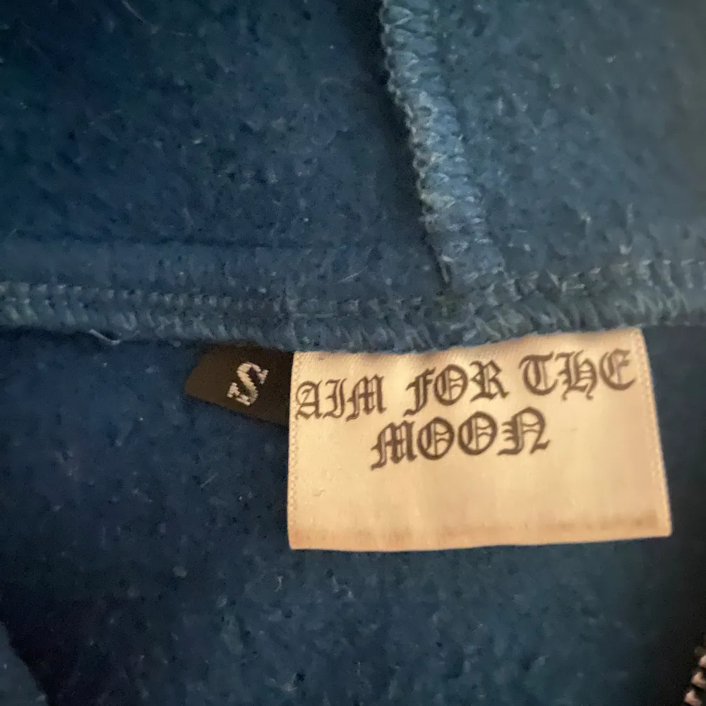 Säljer denna supersnygga zip-up tröjan från aim for the moon🥰 Färgen är marinblå och storlek S, men passar även M. Använd fåtal gånger . Hoodies.