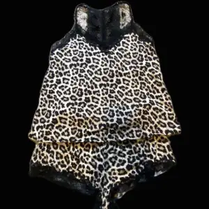 Sjukt fin leopard pyjamas det😍🐆 Älskar verkligen den här setet men den har tyvärr blivit för stor på mig därför säljer jag den! Jättefina detaljer på ryggen av tröjan! Skriv privat för fler bilder☀️❤️
