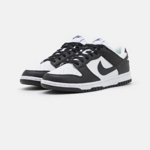 Nike Dunks - Hej! Säljer dessa dunks då de tyvärr inte kommer till användning längre, små defekter förekommer men de är i bra skick❤️ Priset går att diskuteras💖Köptes först för cirka 1 600kr :) Tryck gärna inte på köp nu innan vi har pratat! 💖💖Finns fler bilder!