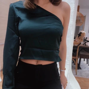 One shoulder - One shoulder blus i mörkgrön satin