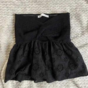 Zara topp - Super söt svart zara topp, ändats använd 1 gång, nyskick💓  andra bilden är lånad