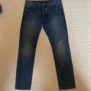 Nuew jeans  - Hej! Säljer nu dessa super stilrena neuw jeans. Jeansen är i superfint skick! Passformen på jeansen är straight 