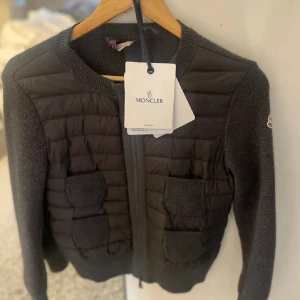 Moncler cardigan - Intressekoll! 💕på min fina cardigan, tänkte kolla intresset för den då jag funderar på köpa en annan jacka. Skriv för fler bilder💕