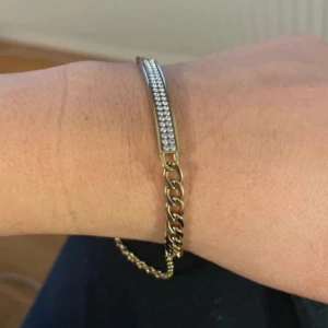 Armband  - Armband i märket Dyrberg/kern. Använd en gång. Säg till för fler bilder 