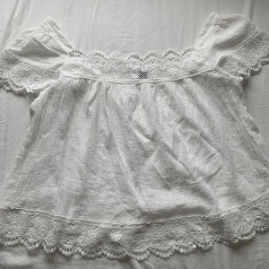 Blus  - Jätte söt och somrig blus. Skriv om ni har några frågor. 