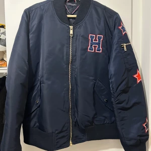 Bomber jacka - En bomber jacka från Tommy Hilfiger. Väldigt fin, relativt varm, passar perfekt för vår/höst. Använt några gånger, men den är i fin skick.