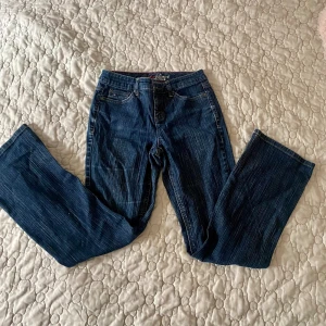 Tommy hilfiger jeans - Såå snygga lågmidjade bootcut jeans från tommy hilfiger! Midjemått tvärsöver är 36cm och innerbenslängden är 75cm 💝💝Har tyvärr ingen bild på då de inte passar mig