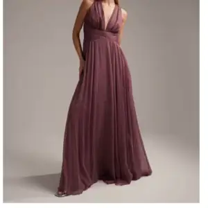 Säljer denna klänning från asos i storlek s, helt oanvänd med lappar kvar. Kan kanske tänka mig att sänka priset ytterliggare vid intresse:) Intresserad av fler bilder så säg bara till! Nypris ca 1200 spänn