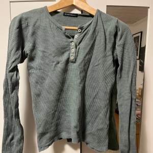 Grön långärmad tröja från Brandy Melville. Är OneSize, men uppskattar att den är i S. Är använd, men utan skador eller märken, därmed i gott skick.