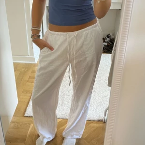 Vita linnebyxor  - (Lånade bilder) säljer mina linnebyxor från ginatricot som endast är använda en gång, men som har klippt lite längst ner då jag tyckte att dem vet väldigt långa. Är 167 och dem passar mig bra i längden! Annars inga defekter