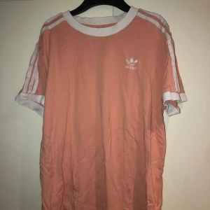 Adidas t-shirt - Använd fåtal gånger, stor i storleken som en M