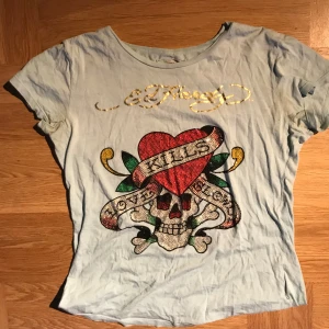 Ed Hardy T-shirt - Ljus blå ed Hardy t-stirt med guld färgad text och rhinestones! ⭐️
