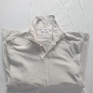 Sweatshirt weekday - En tunn sweatshirt i mjukt material från weekday. Kan skicka fler bilder och tänka mig sänka priset. Hör av dig vid intresse!