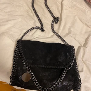 väska  - Säljer en fin glittrig väska, lik Stella McCartney väskan. Använd fåtal gånger och inga defekter🥰 