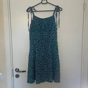 En supersöt mörkgrön blommig klänning som är perfekt till sommaren. Använd enstaka gånger. Storlek M men passar mig som har S. PRIS KAN DISKUTERAS! 