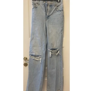 Zara byxor - Från Zara i  strl 32, klippt dom längst ner så de går till marken på någon som är lite över 160. Raka i modellen eventuellt lite vida. Använda bara några gånger så är i superfint skick. Vid frågor om mått/fler bilder skriv gärna! Pris kan diskuteras❤️