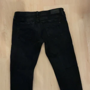 Ett par svarta Replay jeans i storlek 28 - Fint skick anvönda ett par gånger Inge hål eller märken 