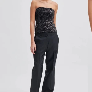 Glitter tubtopp  -  Sjukt fin  glittrig tubtopp. Toppen är i helt nytt skick då den endast har blivit använd 1 gång. Den passar perfekt till e.x nyår och andra fester. Det originala priset ligger på 1 349 kr.Toppen säljs för ett utmärkt pris me tanke på orginal priset💕