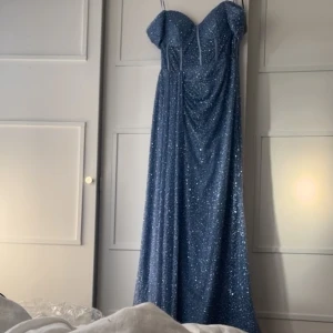 Balklänning  - Helt ny med prislappen på! Betalade ca 4500kr på en brudbutik i Malmö. Aldrig använd, kan ta fler bilder om det behövs tar också emot rimliga prisförslag 🫶🏼