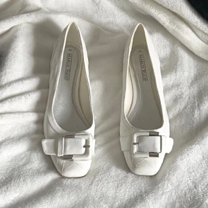 Marco tozzi ballerina vintage - Superfina ballerina skor med detaljer från Marco Tozzi. Fick de av min mamma men de är tyvärr för stora. Storlek 40. Använda många gånger, så lite defekter förekommer bland annat lite smutsiga inuti, vänster tå repa mm. Nypris 700kr. 