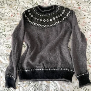 Stickad tröja🫶🏻 - Jättefin stickad tröja, bra skick🩷 den är bara använd ett fåtal gånger🫶🏻 köp nu hår bra eller skriv priv om du har frågor🫶🏻