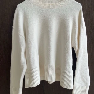 Stickad tröja  - Super fin stickad tröja från Other Stories🩷🩷