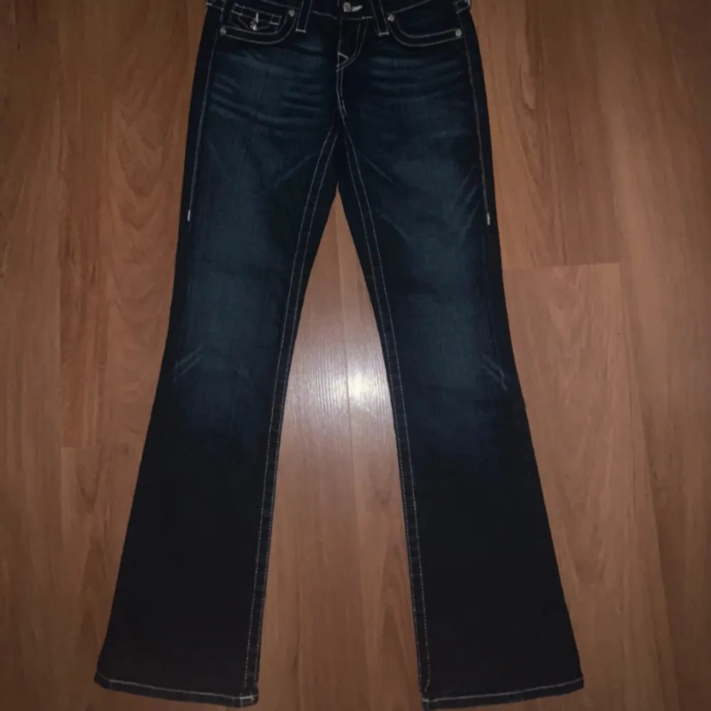 Assnygga lågmidjade jeans från true religion, bootcut och storlek 25. Säljer bara för att jag behöver pengar . Jeans & Byxor.