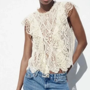 Zara spetslinne  - Säljer den här fina spetslinnet från zara!❤️