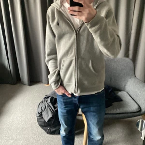 Polo Ralph Lauren Zipt tröja - Denna Storlek S passar för de som är 170+ 10/10 i skick och passar perfekt nu till sommar/våren. Köptes för några veckor sedan använt få gånger pga fel storlek