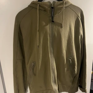 Cp company zip hoodie  - Hej jag säljer min zip hoodie då jag knappt andvönt den.  Skick: 9/10