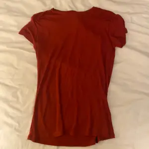 En röd ribbad tshirt från lager157 i storlek M, använt 1 gång, kan mötas upp i Uppsala eller skicka på post men då står köparen för frakt 