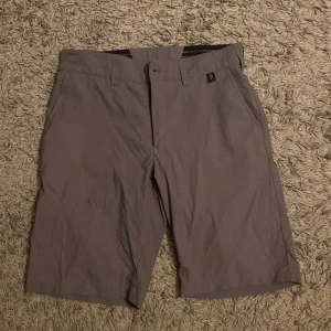 Golf shorts - Ett par golfshorts från peak performance i väldigt fint skick! Köparens tår för frakt.