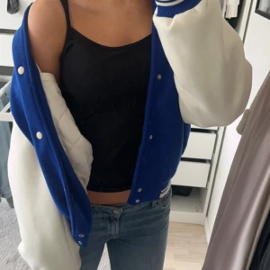 Jacka - Supersnygg och cool vårjacka, aldrig använd så är i jättebra skick!!🩵🩵🩵