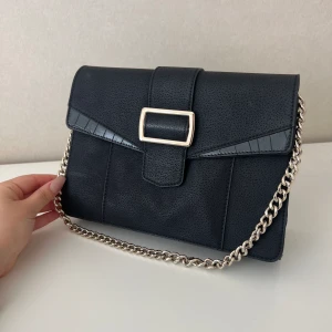 Svart väska - Svart axelremsväska från NA-KD🖤 aldrig använd! ❌Ser smutsig ut men de är är den ej❌